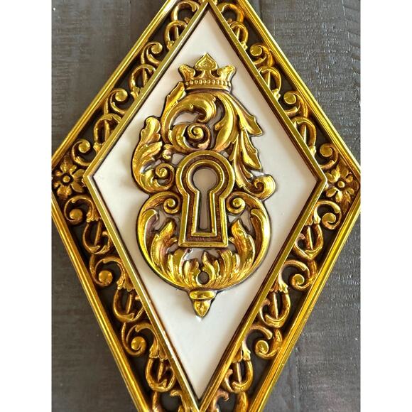 2PCS Vtg Dart Style Molded Wall Plaques Gold Regency Baroque Style Diamond Decor - Picture 4 of 4